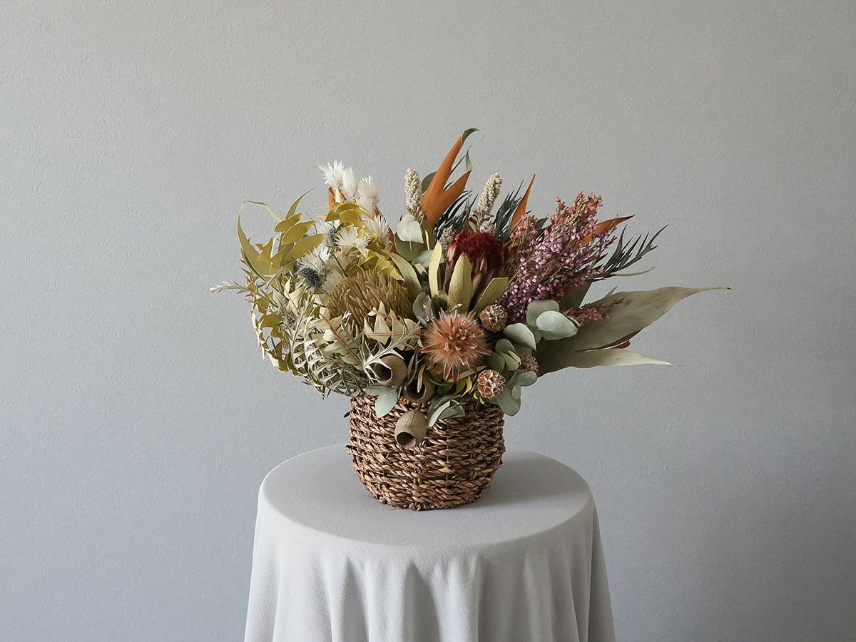 小さなプロテアとバンクシアのドライバスケット | 世界の花屋