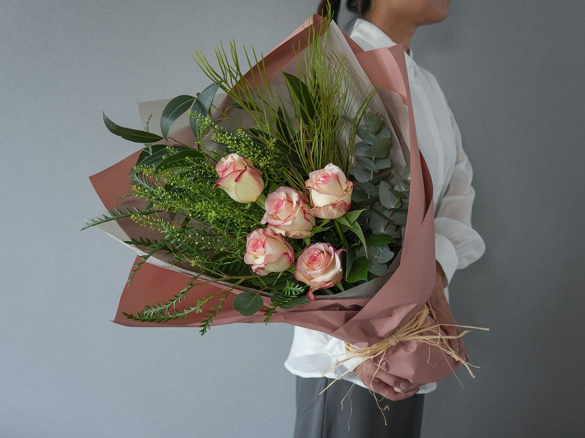 ソジャンミ農園のローズブーケ：トルメンタ5本と季節のグリーン | 世界